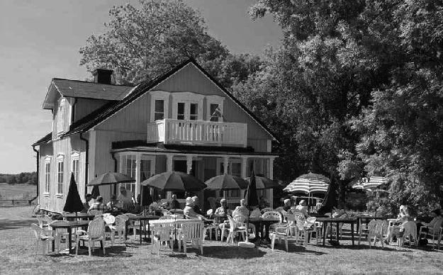 Välkommen till Hustegaholms sommarcafé i sommar! I år är Hustegaholms café öppet från den 12 juni till den 19 augusti, tisdag till söndag kl 12.00 