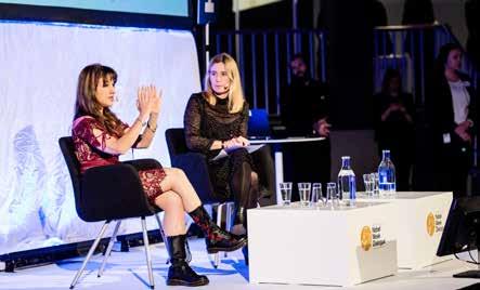 Författaren och tekniksociologen Zeynep Tufekci (vänster) i ett samtal med moderatorn Karin Pettersson.