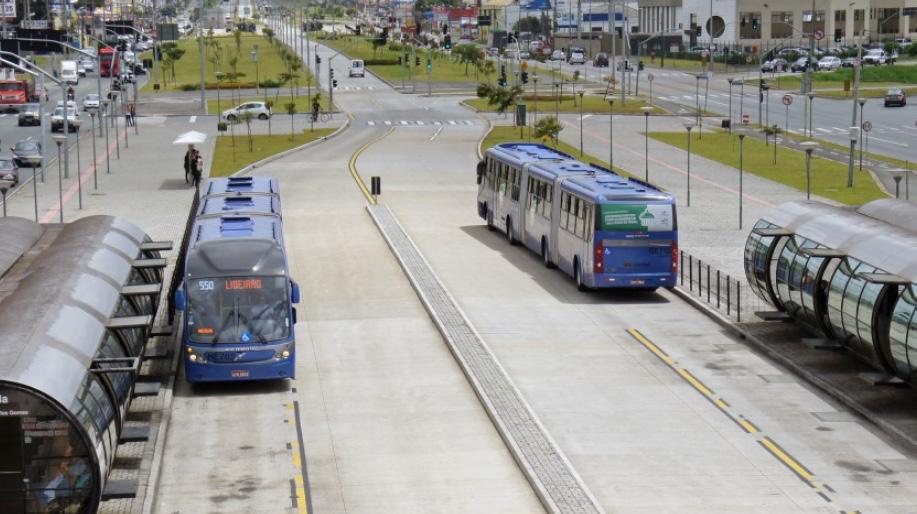 32 BOSTADSMARKNADSANALYS FÖR KALMAR LÄN 2018 gränslös region med ett modernt och funktionellt transportsystem. Då krävs att stora förbättringar görs på både länets väg- och järnvägsnät.