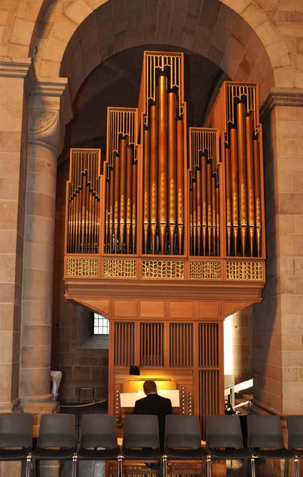 Lite avskilt längst inne i kyrkan hölls cermonin,