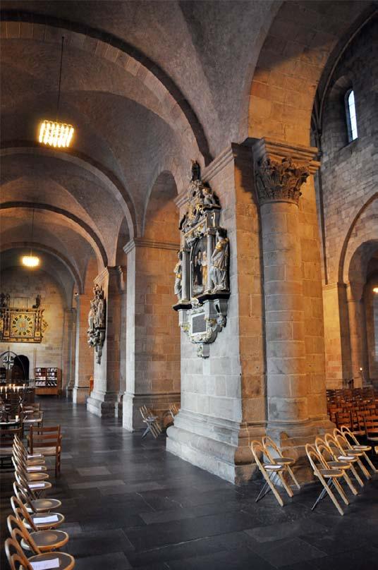 I Knut den heliges gåvobrev, daterat till 21 maj 1085, talas om en domkyrka byggd under 1080-talet.