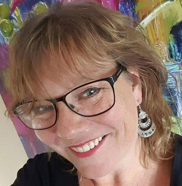 Vi går igenom hur du syr i en dragkedja, förstärker sömmar, syr volanger, uppfållning, kantning och applikationer som vi pimpar med strass.