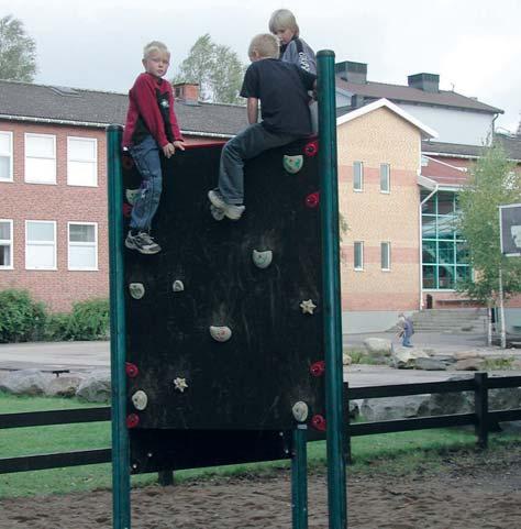 Två klassrum har byggts om till fritids. Pågående arbeten är att taket på en av flygelbyggnaderna byggs om till sadeltak samt att atriumgården byggs in.