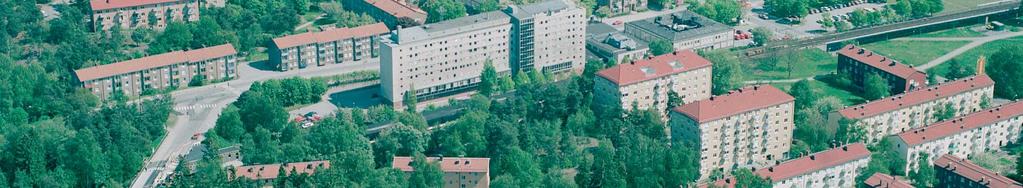 Gubbängens bebyggelse ligger däremot i direkt anslutning till fältet, men det är få angöringsgator som leder dit.