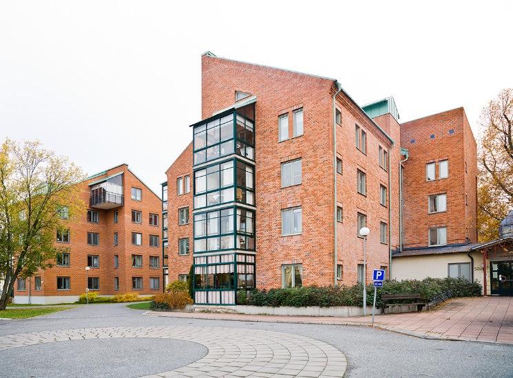 DÖRRAR Vitmålade släta innerdörrar VÄGGAR Tapet eller målade TAK Målade tak KÖK Köksinredning med vita släta luckor, bänkskivor i laminat, och förberett för diskmaskin WC/DUSCH Badrumsskåp med