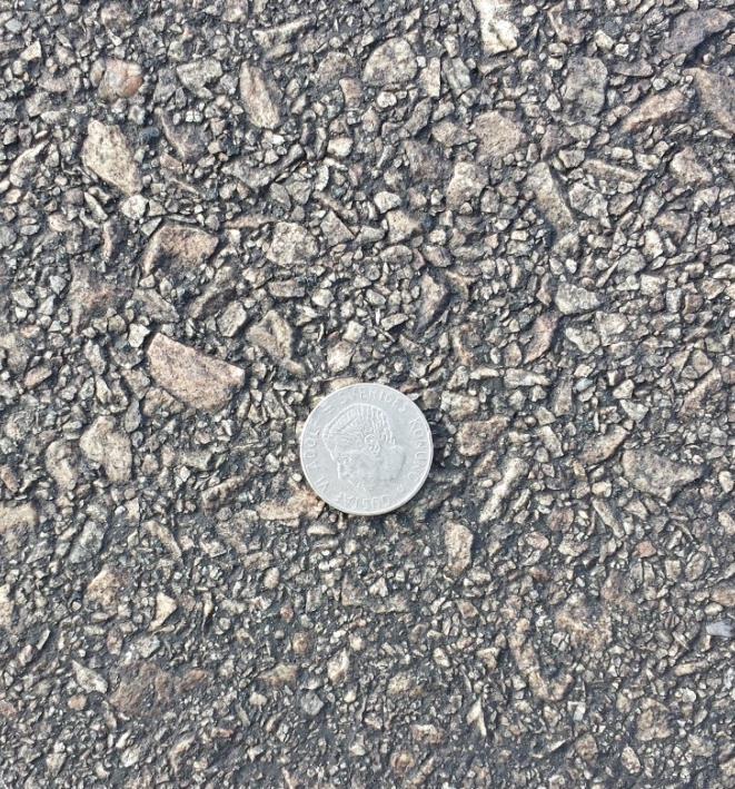 på ytor med högre grad av skjuvande, eller friktionsberoende, belastning: vägytan utsätts helt enkelt för polering.