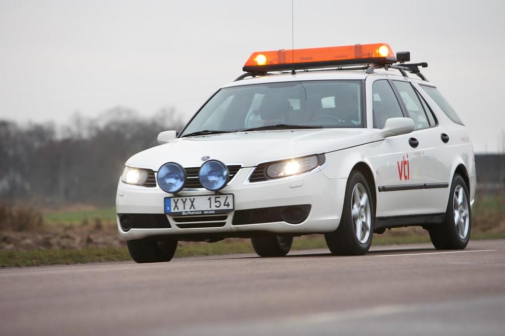 Figur 22. Friktionsmätbil (VTIs SFT) använd i undersökningen. (Foto: VTI/Hejdlösa bilder AB) Mätprincipen bygger på att ett mäthjul, beläget under bilen, kan fällas ned vid mätning.