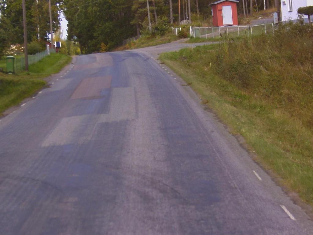 Figur 40. Exempel på utseendet från en ytbehandlad sträcka som har blödande lappningar. (Foto: VTIRST).