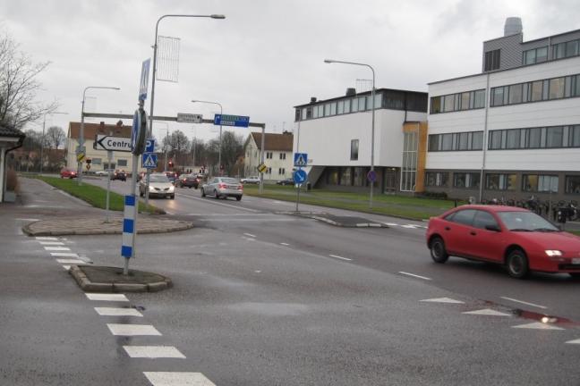 NO2 mäts kontinuerligt med två DOAS- instrument 1, ett i gatunivå parallellt med E6 på ca 100 m avstånd, och ett i taknivå på ca 30 meters höjd som korsar E6.