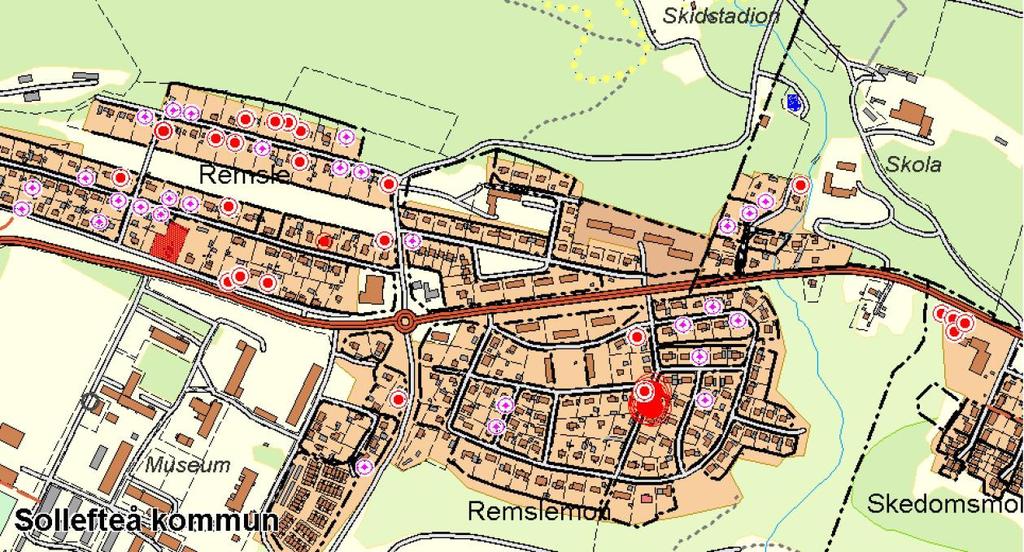 Figur 8 Områdena Remsle och Skedomsmon i Sollefteå tätort. Röda och rosa prickar samt röda rutor illustrerar installerade värmepumpar.