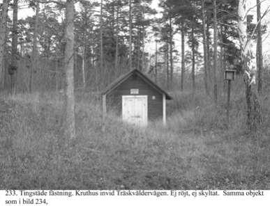 I förra avsnittet glömde jag bort ett litet hus som en tid fanns strax efter Zakrissons hus (Träskväldervägen 14). Där bodde Gustaf Cederlund från 1968 till 1984.