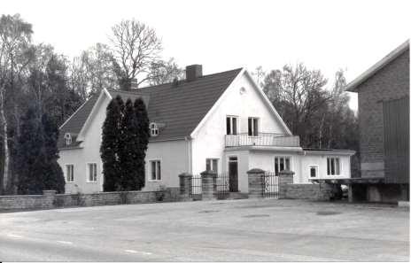 Boningshuset finns kvar men uthusen är rivna. Carl dog 1940 och Hulda 1949.