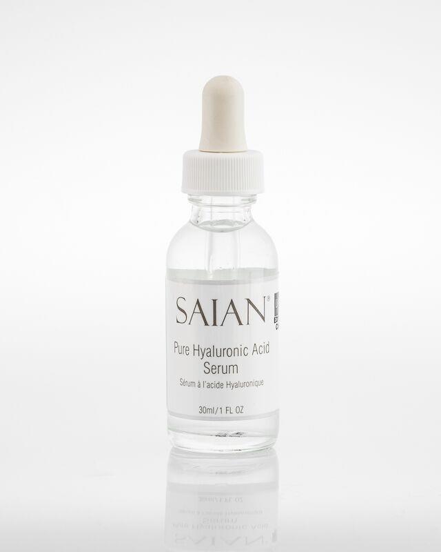 Ingredienser: Purified Water (Vatten) Hyaluronic Acid Phenoxyethanol Ethylhexylglycerin Liksom alla SAIAN produkter är denna produkt allergivänlig, vegan, glutenfri, icke djurtestad, oparfymerad,