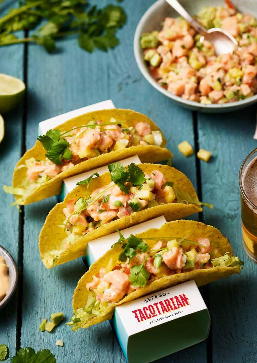 ceviche fish taco 10 PORTIONER 600 g laxfilé (alternativt vit fast fisk eller räkor) 3 st lime, juicen från 5 st tomat, urkärnade och fint tärnade 1 st silverlök, finhackad 2 st vitlöksklyfta 1,5 dl