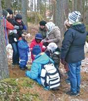 FÖRSTA STEGEN I NATUREN? ÖPPNA FÖRSKOLAN FLYTTAR UT Friluftsfrämjandet ordnar skattjakt under en utedag med Öppna förskolan. FAKTA LONA Öppna förskolan flyttar ut rullar vidare.