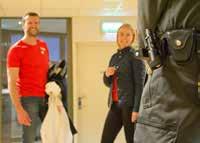 Han informerar om hur motionären kan boka pass, hur inpasseringen fungerar och hur hon hittar runt i lokalerna. 19.32 Maja berättar för en motionär att det går att frysa sitt kort under 60 dagar. 19.40 Tvättmaskinen är klar och Anders plockar ut trasorna.