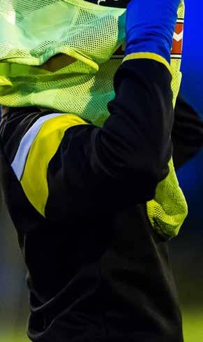 Skapa trygga idrottsmiljöer 17 Polisanmälan Vem som helst kan anmäla ett brott till Polisen. Det behöver inte vara den utsatte själv eller någon som bevittnat händelsen.