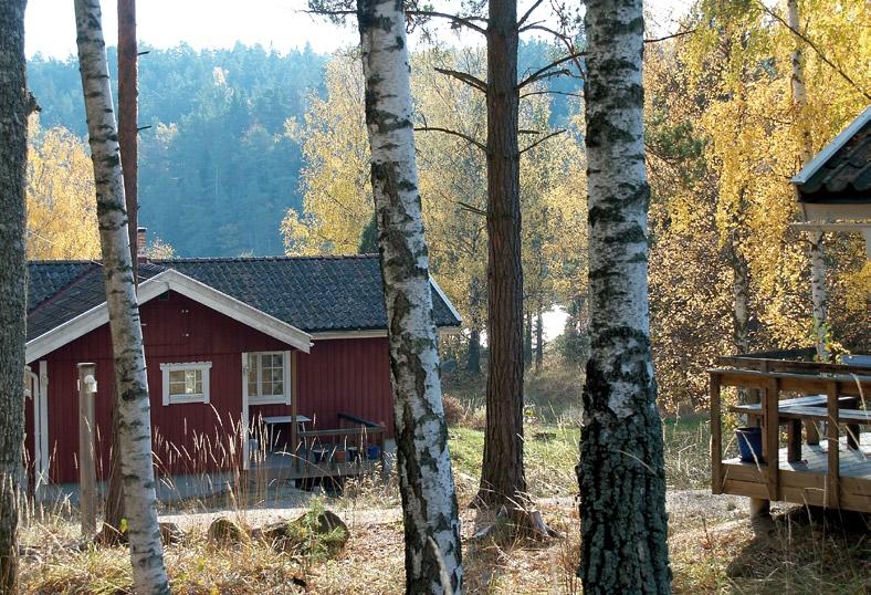 Ända sedan i slutet av 1800-talet var Östra Tyresö endast bebyggt av fritidshus. Men från 1980-talet har allt fler valt att bosätta sig permanent här i detta attraktiva område.