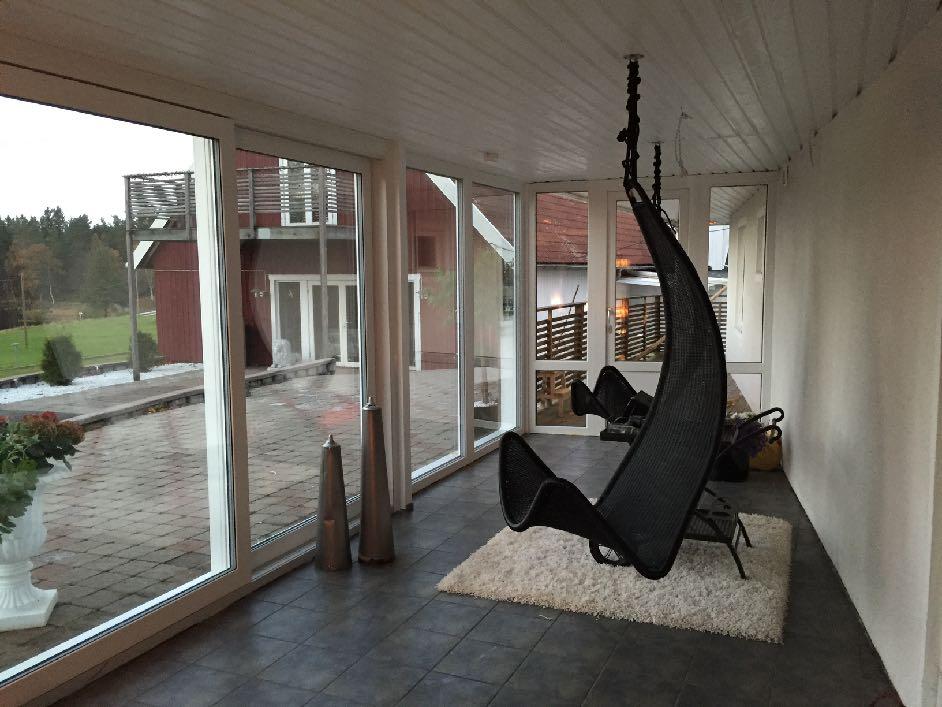 KRONFÖNSTER-KONCEPTET Utmanare i en etablerade bransch. Först med att sälja fönster på nätet och erbjuda konkurrenskraftiga priser tack vare att kunden själv kan mäta och beställa.
