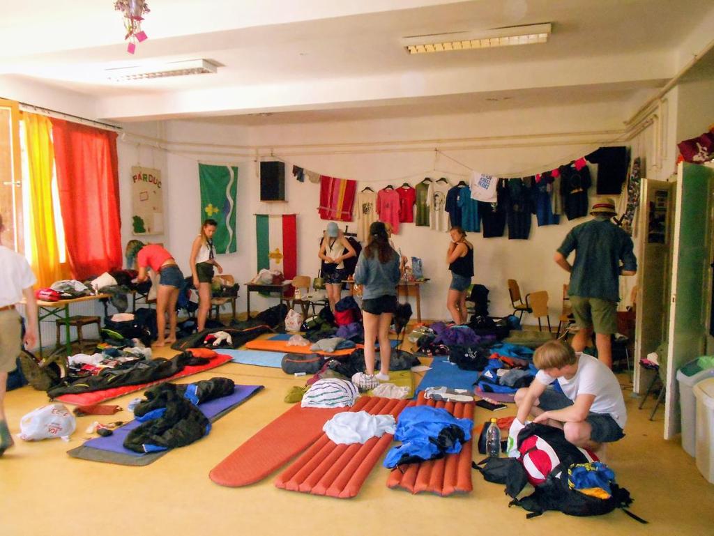 croissant per scout. På stationen i Budapest mötte en kortväxt ungersk man oss i åtstramande t-shirt. Han tog oss genom kollektivtrafiken likt en fåraherde med en skock får.