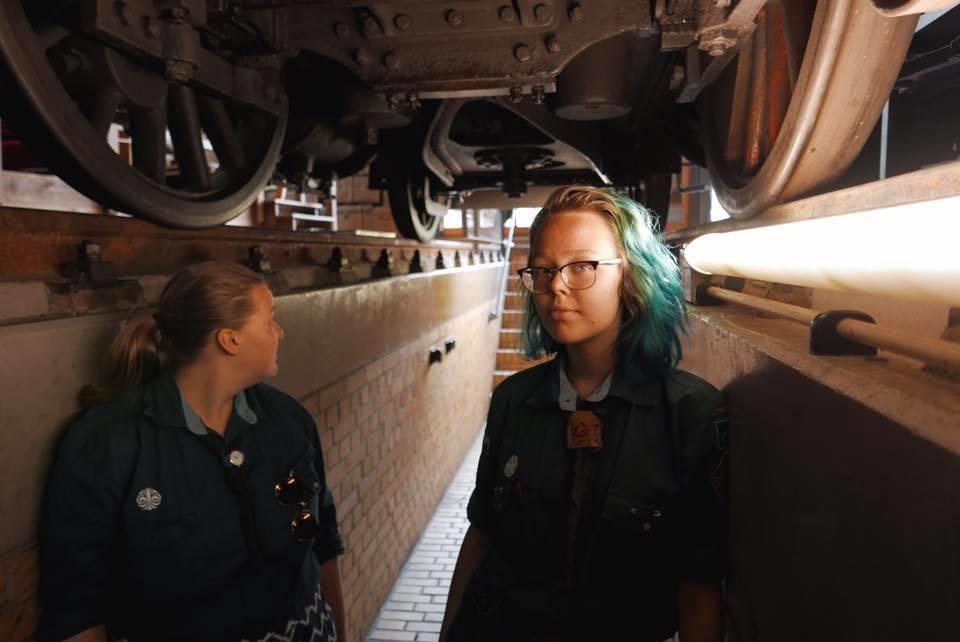 antikbutik. Där kunde föremål från många år bakåt inhandlas. Ett gammalt pass från 1990 samt en rad vykort från murens fall lämnade butiken.