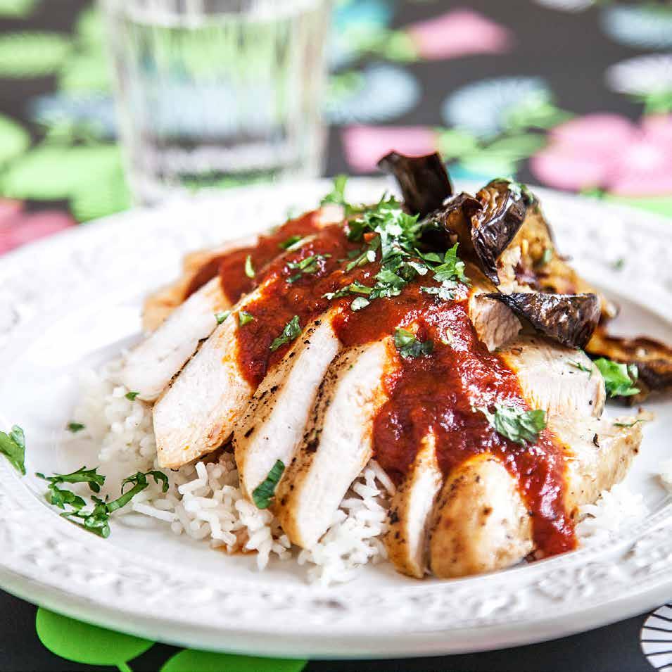 KYCKLING i spansk tomatsås med stekt aubergine Ca 40 min Tomatsås ¼ rödlök 1 vitlöksklyfta ½ tsk paprikapulver* ½ tsk torkad oregano* 1 msk tomatpuré* ½ msk balsamvinäger* 1 förp passerade tomater ½