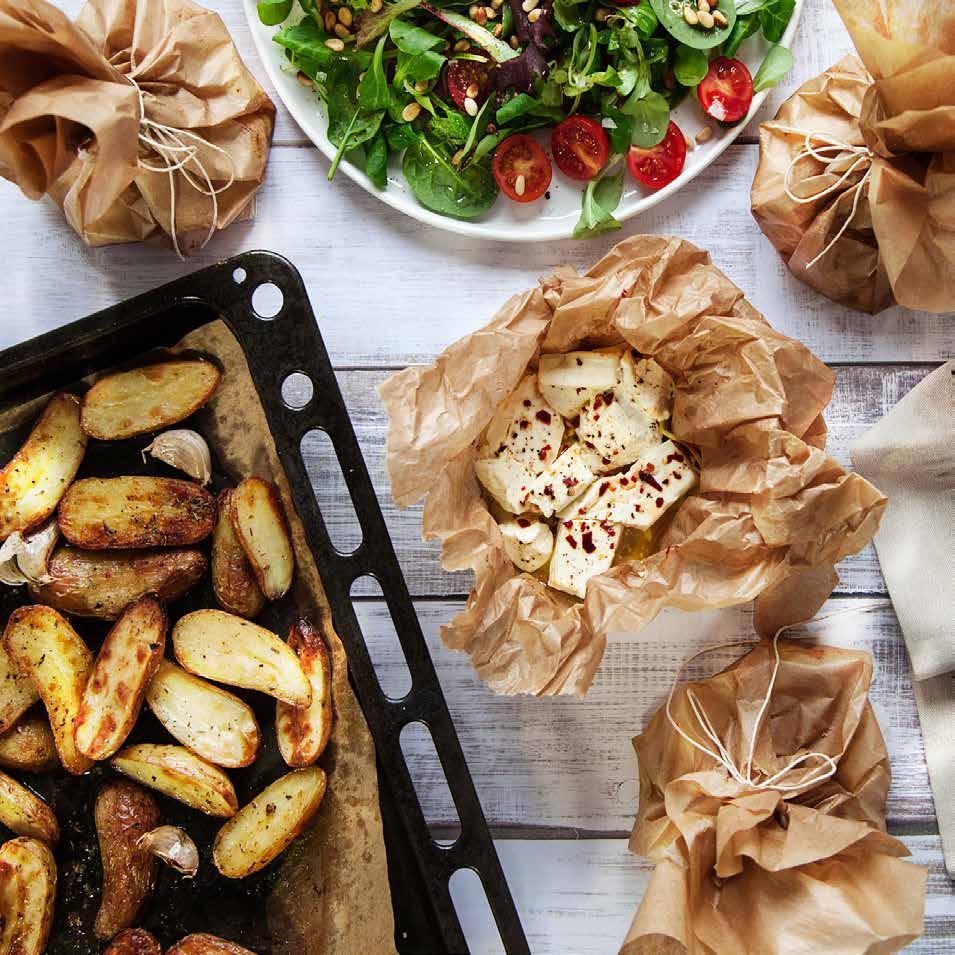 JESSICA FREJS ugnsbakade fetaost med citron och rostad potatis Ca 40 min Potatis 500 gram potatis Bakplåtspapper* ½ tsk torkad timjan* ½ tsk salt* 1 msk smör* 2 vitlöksklyftor Fetaost 2 ark folie