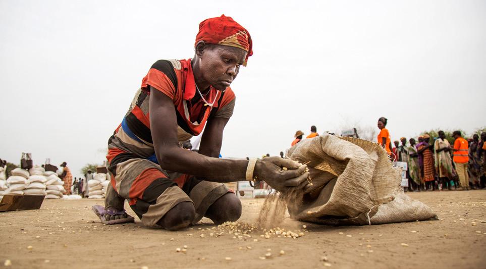 2 SYDSUDAN Inbördeskriget i Sydsudan är inne på sitt femte år och den humanitära krisen har förvärrats. Över hälften av befolkningen är beroende av hjälp att överleva.