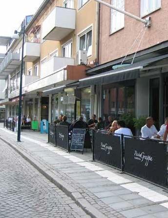 PLACERING Uteserveringen ska ligga i direkt anslutning till restaurangen och får som mest sträcka sig