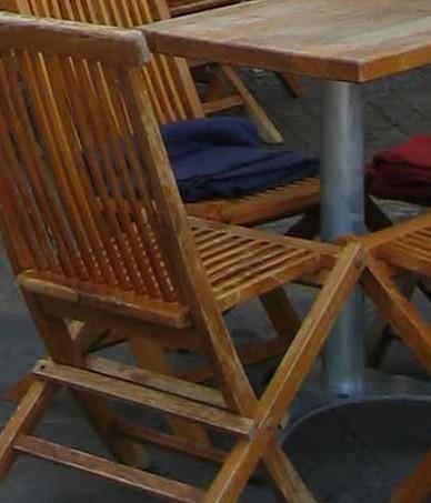 MÖBLERING Bord och stolar ska passa in i stadsmiljön. Grova trämöbler eller trädgårdsmöbler i plast godkänns till exempel inte i centrum. Undvik möbler som reflekterar starkt solljus och bländar.