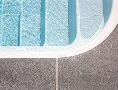 Poolen får inte bara en simvägg för optimala vändningar, utan även en grundvattenzon med sitt-och liggområde, under vilket