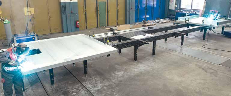 På bilderna kan man se tillverkningen av en aluminium baklucka för en lastbilsvagn med en