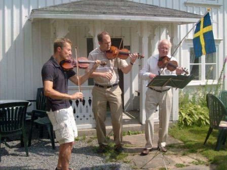 av hembygdsföreningen, ägnar sig i dag åt traditionell folkdans och högre-stånds-dans även kallad herrskapsdans.