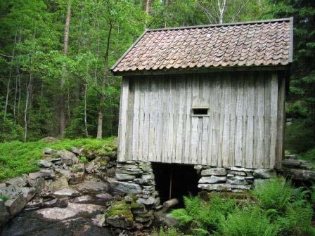 den. I Borred finns också en gammal gravhög, som av storleken att döma innehåller en storman eller hövding. Vid Stordal finns rester av en gammal gånggrift.
