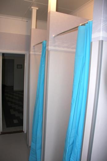 Båda duschutrymmena kan man låsa samt att det finns duschdraperi för varje enskilt duschbås. Nedersta våningen finns även ytterligare två toaletter som ungdomarna har tillgång till.
