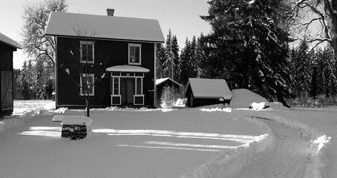 Invändigt har skorstenen och muren har renoverats så att kakelugnar, vedspis samt bakugn nu fungerar och kan användas.