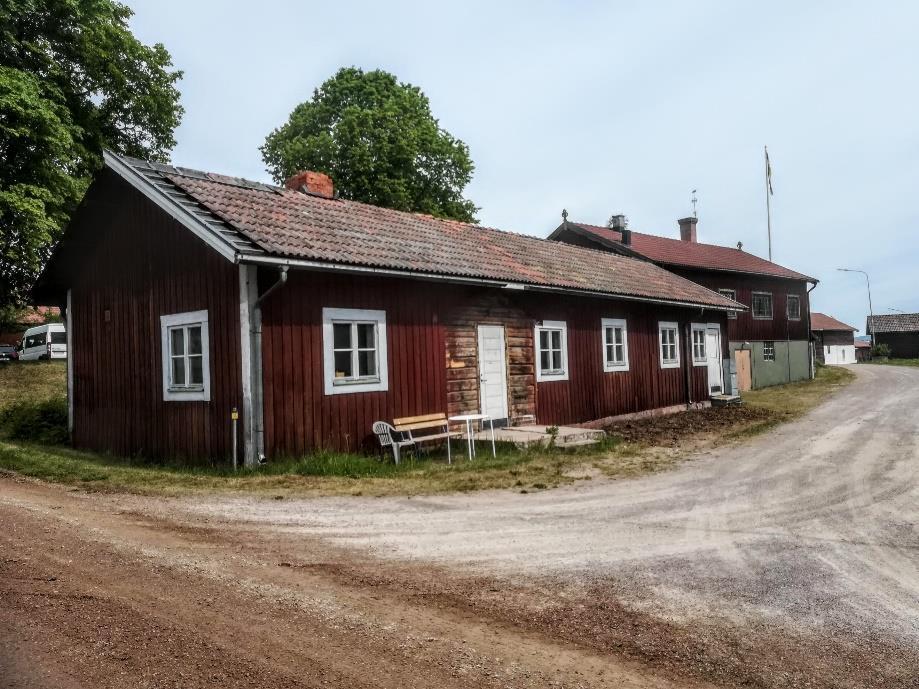 Hedby tvättstuga Varje byggnad på Brända har sin egen historia. Tvättstugan som ligger bredvid Brändstuggu byggdes redan 1908. Då var det ett mycket modernt andelsmejeri.