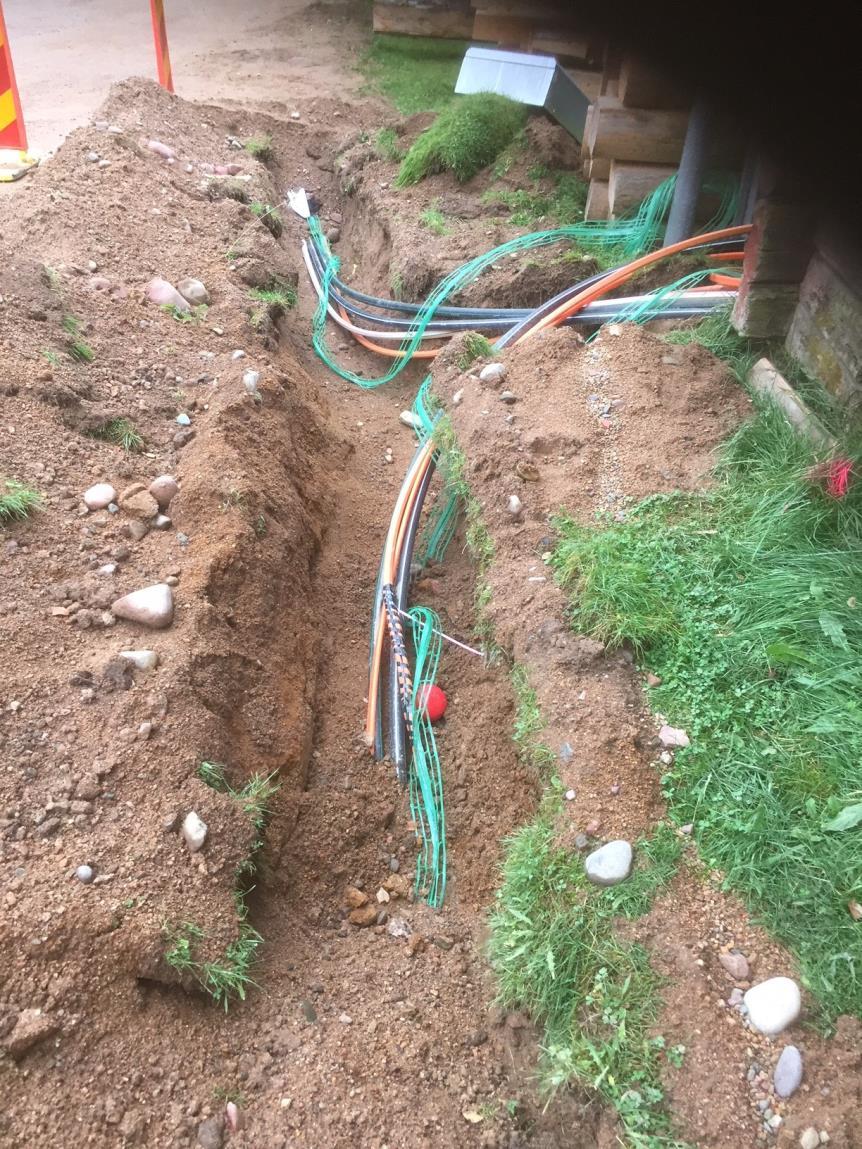 Bredband Under 2017 har arbetet med att gräva och dra fram fiber till Brända inletts. Rent visuellt kan vi konstatera att arbetet tagit sig fram över åkrar och ängar, via Majbacken uppemot bystugan.