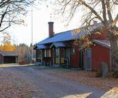 Gräsklippning vid Bystugan 2018 Föreningsstämman har bestämt att gräsklippning och renhållning ska ske runt och på gårdsplanen framför bystugan samt vid området runt sopbehållarna.