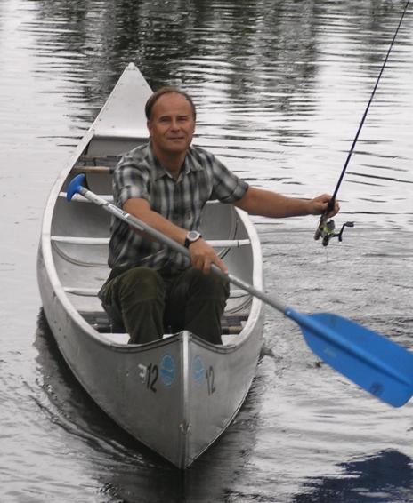 Nu när det fryser på, sänker jag försiktigt vattnet, så orkar den lilla trädgårdsdammpumpen cirkulera vattnet, utan igenfrysningsrisk. Förhoppningsvis är kräfthonorna nu parade.