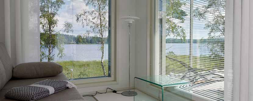 PERSIENNER Det är enklast att skaffa persienner samtidigt som fönstret och dörren så att de med undantag av Kiinteä-fönstret installeras redan i fabriken.