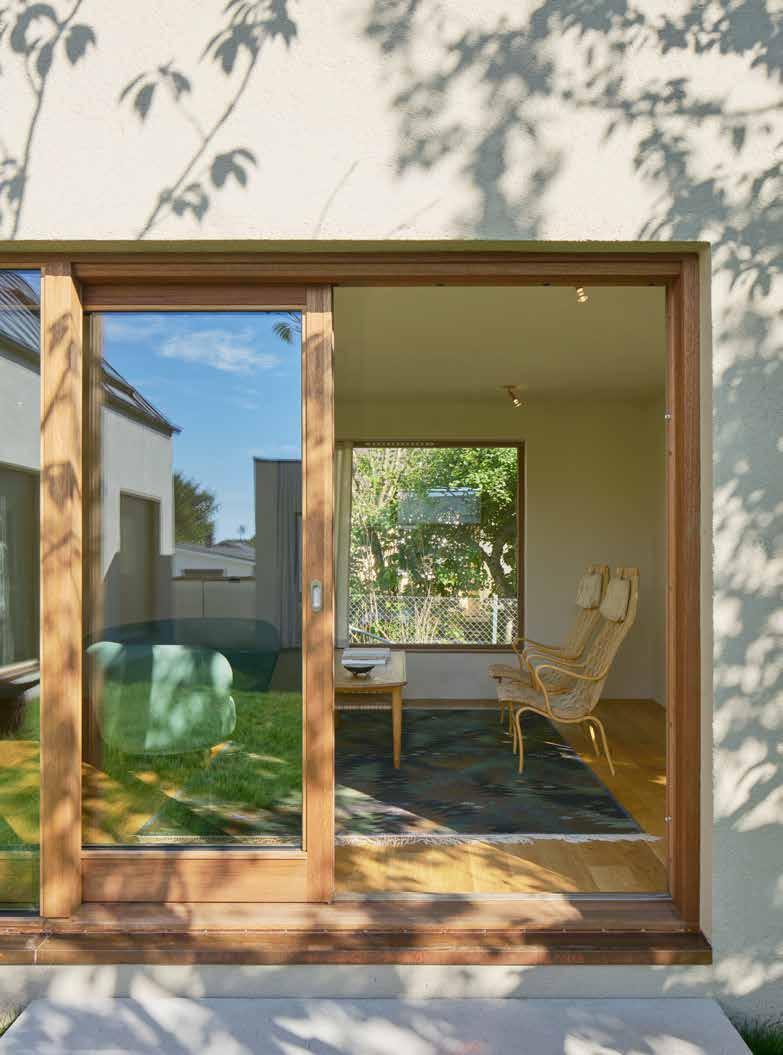 SOMMARHUS BJÄREHALVÖN Arkitekt MAKA arkitektur. Materialval trä/ytbehandling Solid Meranti oljad. Glas Standard 2xenergi.