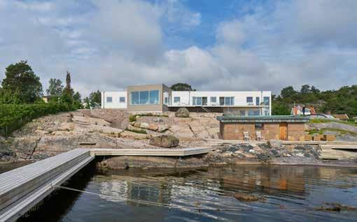 Från denna kommer man direkt ut på en av husets terrasser, där man finner såväl pool som