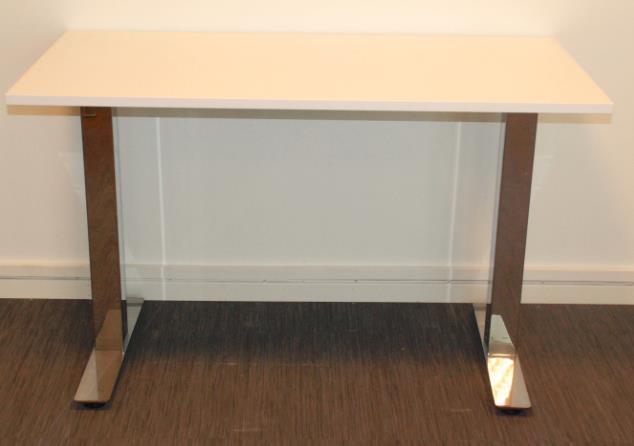 BORD MODELL: OBERON OBT126 UTFÖRANDE: SKIVA I VIT LAMINAT, KROMADE