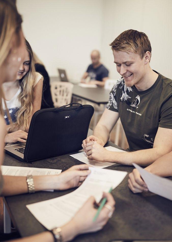 Skolan har många skarpa samarbeten med näringslivet, vilket bidrar till bra och unika utbildningar samtidigt som du ges möjlighet att bygga på ditt kontaktnät