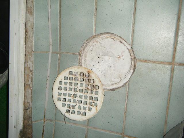 Sidan 18 av 21 WC (äldre duschrum): Golvbrunnen pluggad med bruk. Våtrummet har inte använts av fastighetsägare såsom dusch.