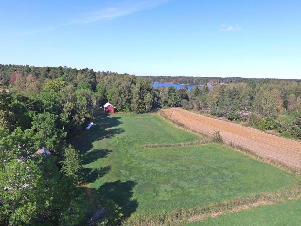 Åkermarken, uthuset och utsikt ner mot Bamböleviken Å l a n d s F a s t i g h e t s k o n s u l t A b Torggatan 3 PB 2 AX-22100 Mariehamn Telefon: