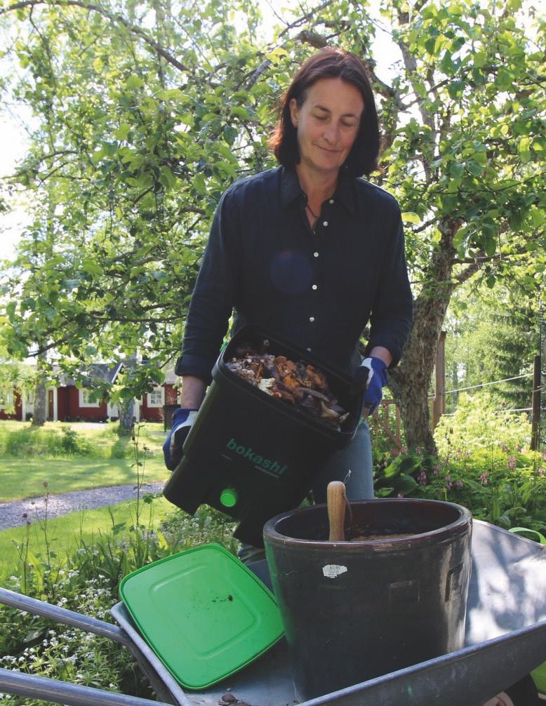 Varva gärna med jord eller torra löv så kommer processen igång i säcken i solen. Odlar du i hinkar, kan du tömma över den gamla jorden i baljor eller liknande och varva med bokashi och mer jord.