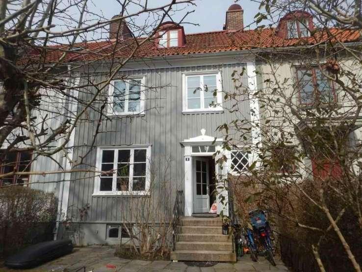 Byggnadsbeskrivning Bostadsbyggnad Byggnadsår/ ombyggnadsår: 1924 / Hustyp/antal våningar: 2-plans radhus med källare och inredd vind Taktyp, takbeläggning: Grundkonstruktion: Stomme, material: