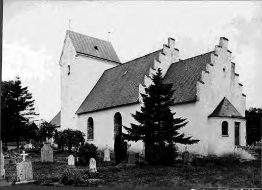 En ny läktare i långhusets västra del ersatte läktaren från 1600-talet. Den nuvarande bänkinredningen i Maglehems kyrka är från 1910 efter förlaga från bänkarna i Östra Vemmerlövs kyrka.